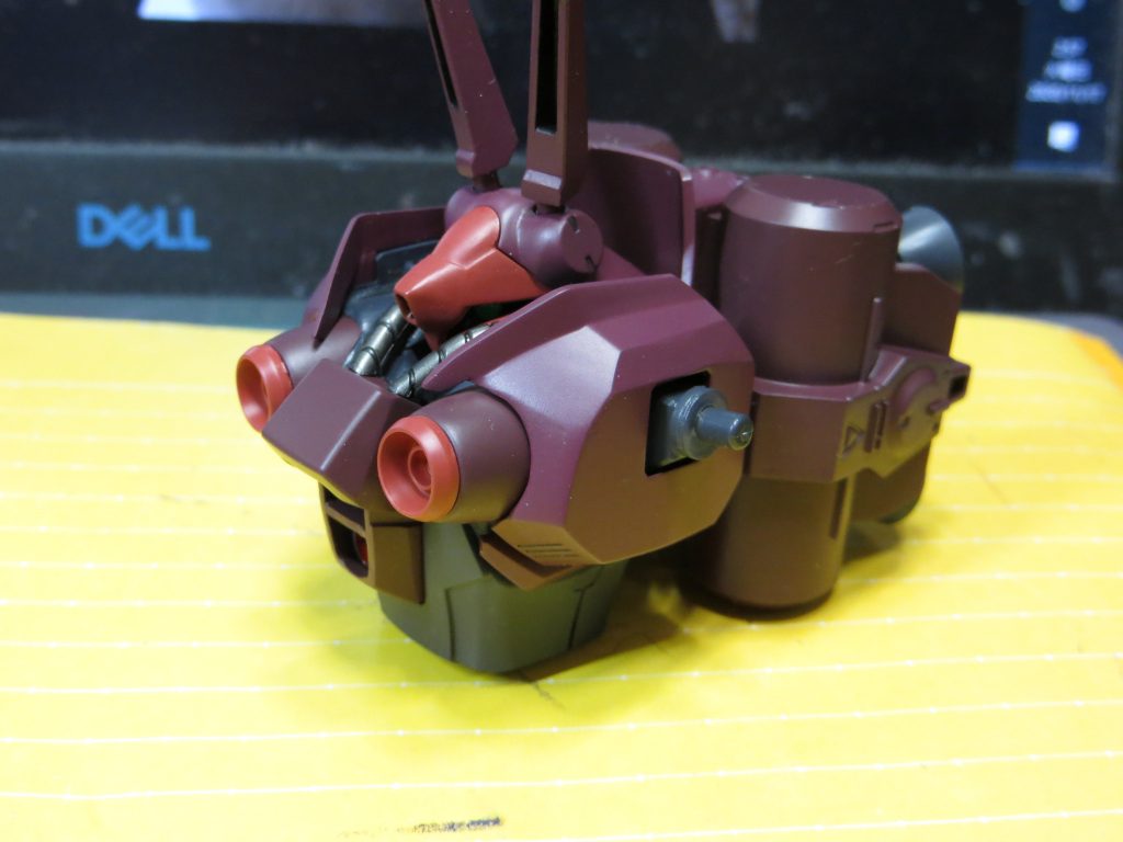 色は悩みました。前作ドライセンと同じ色で塗装を始めたものの、納得がいかず今の色に。個人的には塗りなおして正解だと思っています。