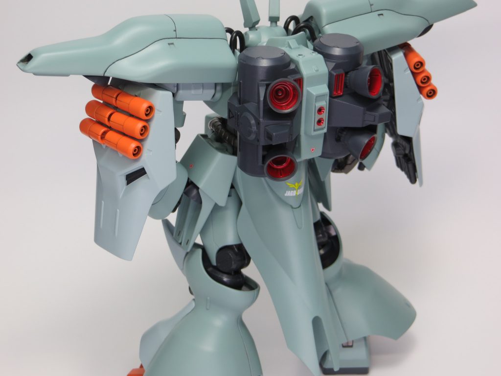 後ろ姿、バックパックはヤクトドーガの物を2個連結させるという雑改造となっております。プロペラントタンクも兼ねているということなので、長時間の戦闘でも安心ですね!