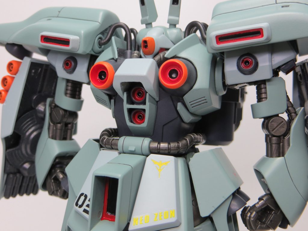 頭部、胸部、腹部、肩部に粒子砲を完備。