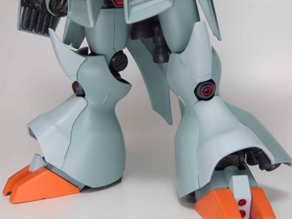 膝部にも粒子砲。膝の合わせ目処理が難しそうだったので、膝アーマーと粒子砲で無かったことにしましたwつま先2本指なのもチャームポイントです。