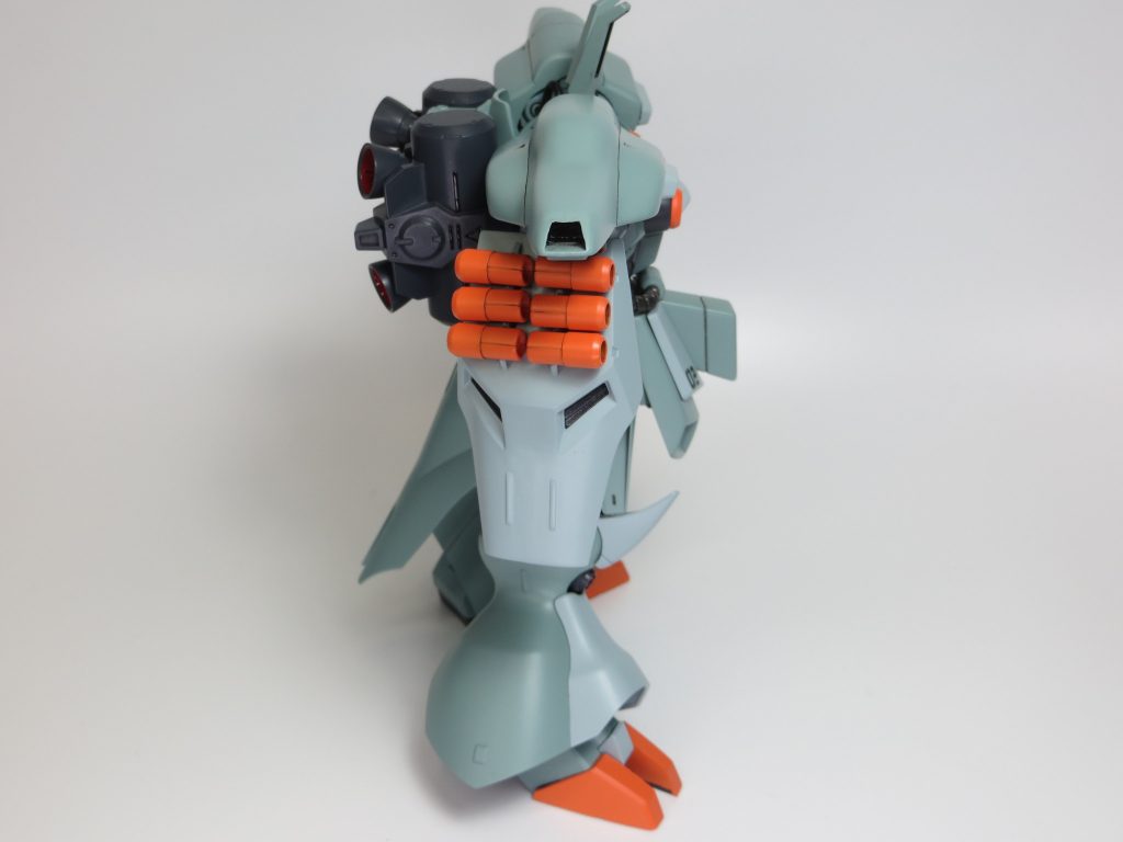 サイドから。バインダーの幅を増し、シールドとして装備。ファンネルも2倍に増量です。