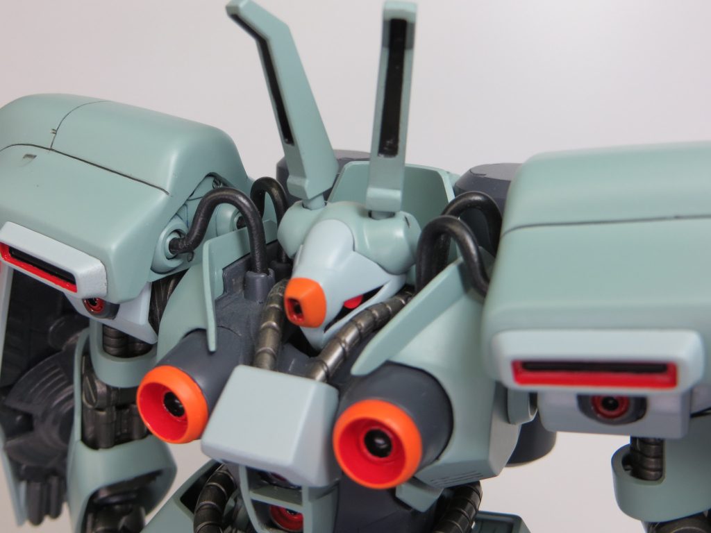 顔はウサギ耳(アンテナ?)が付いてます、チャームポイント。多分、無意識のうちにバウンドドックに影響されましたw肩部リード線のおかげで可動が殺されてポーズが取れません。