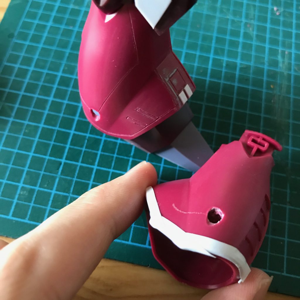 汚いですが、筋彫り時の写真です。穴が空いている部分はプラ板で裏打ちし、その上にダクトノズルを取り付けています。