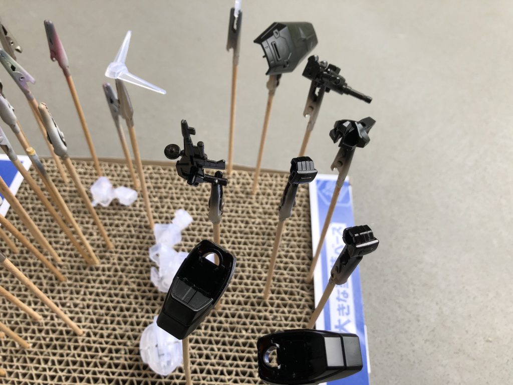 メタリックカラーで塗装する前に、ガイアノーツのEX-ブラックを下地で塗装しておきました。重厚感が出るかな？