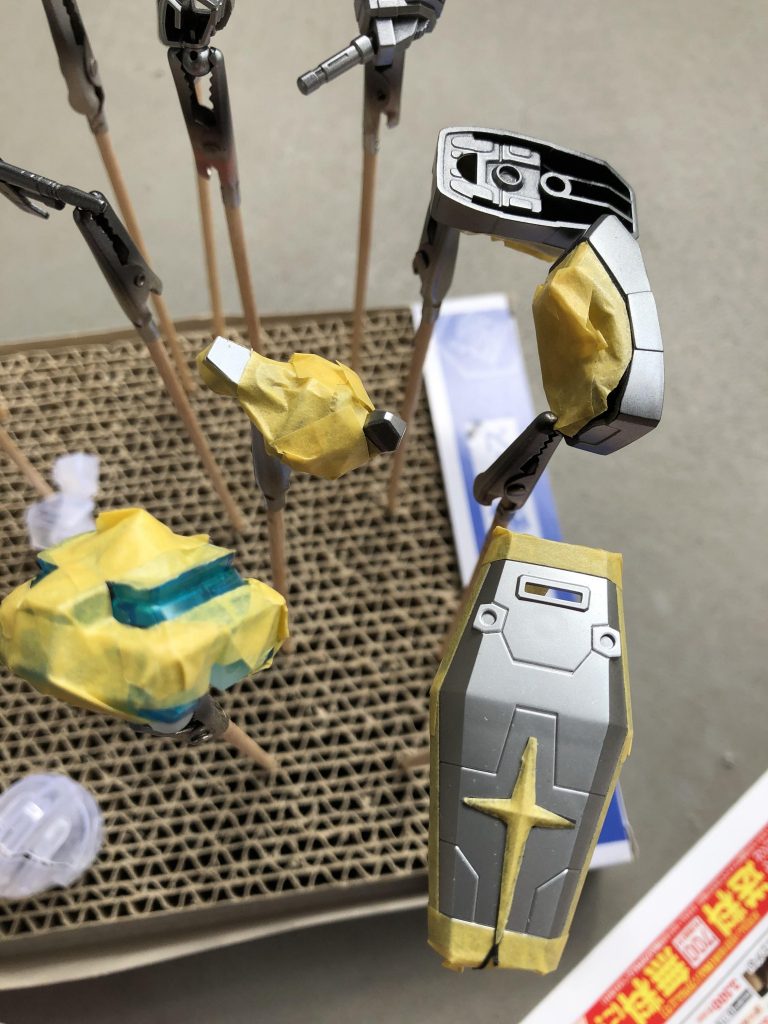 Mr.カラーのシルバーを塗装してからマスキング。