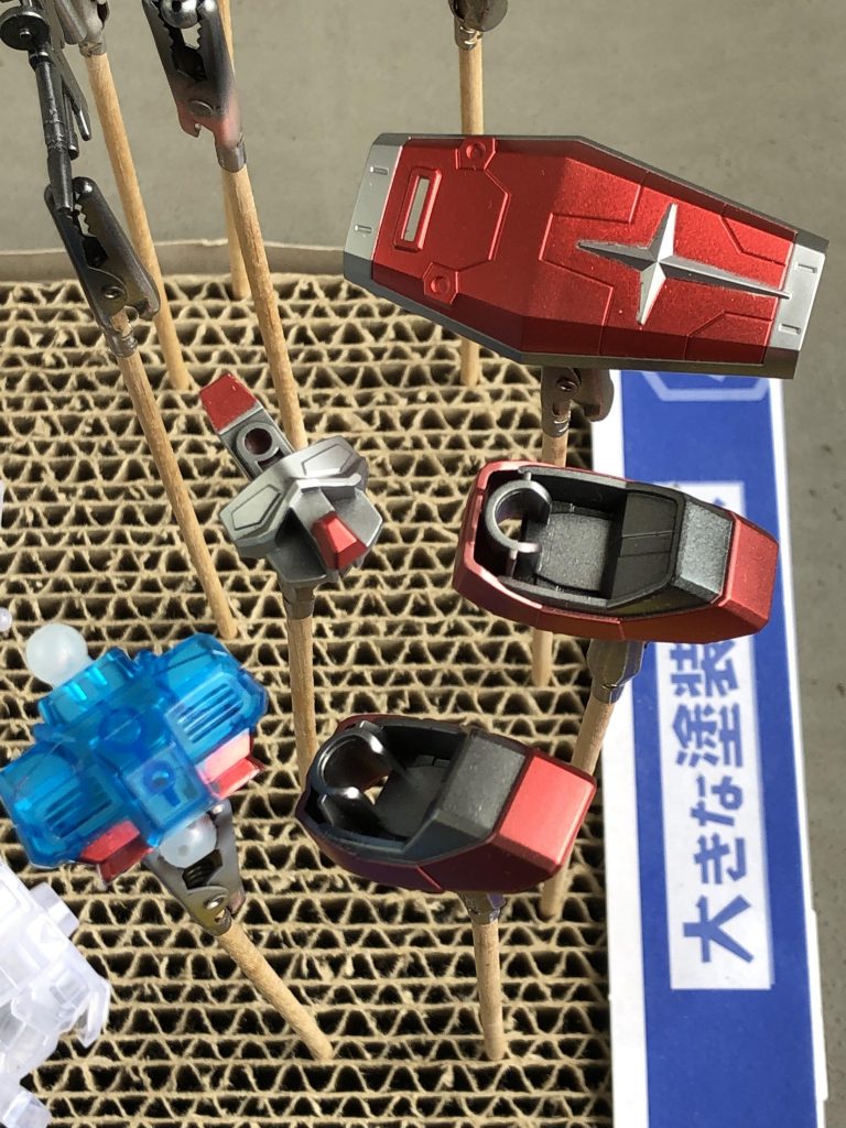 メタリックカラーの赤を塗装したところ。マスキングが甘くて、色々ずれたりはみ出たりしてます…。まだまだ修行が足りませんね。ご覧いただきありがとうございました！