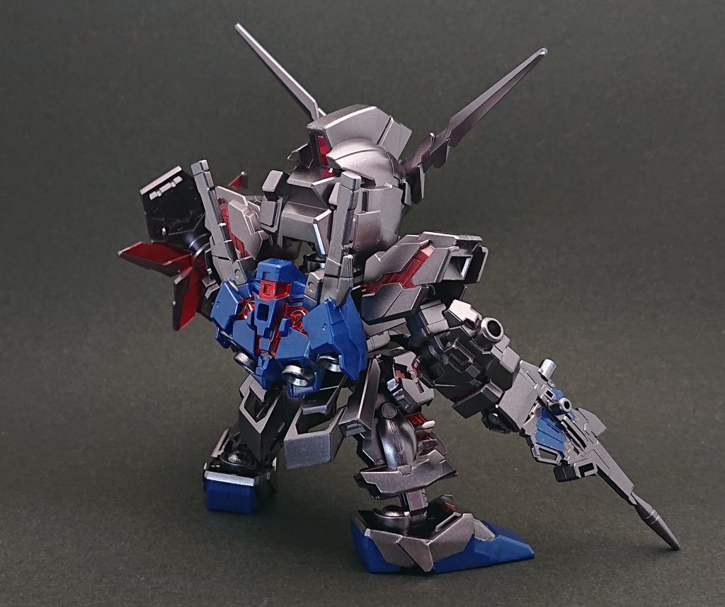 さサイコフレームの部分はクリアの質感を活かすためにマッキーで塗装し、バックパックなど下地がクリアではないところはガンダムマーカーEXロイヤルメタレッドで塗装しました。