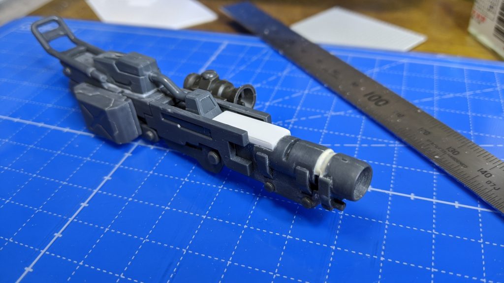 主武装はバズーカ。コトブキヤのバズーカを短縮して、ディテールを足しました。
