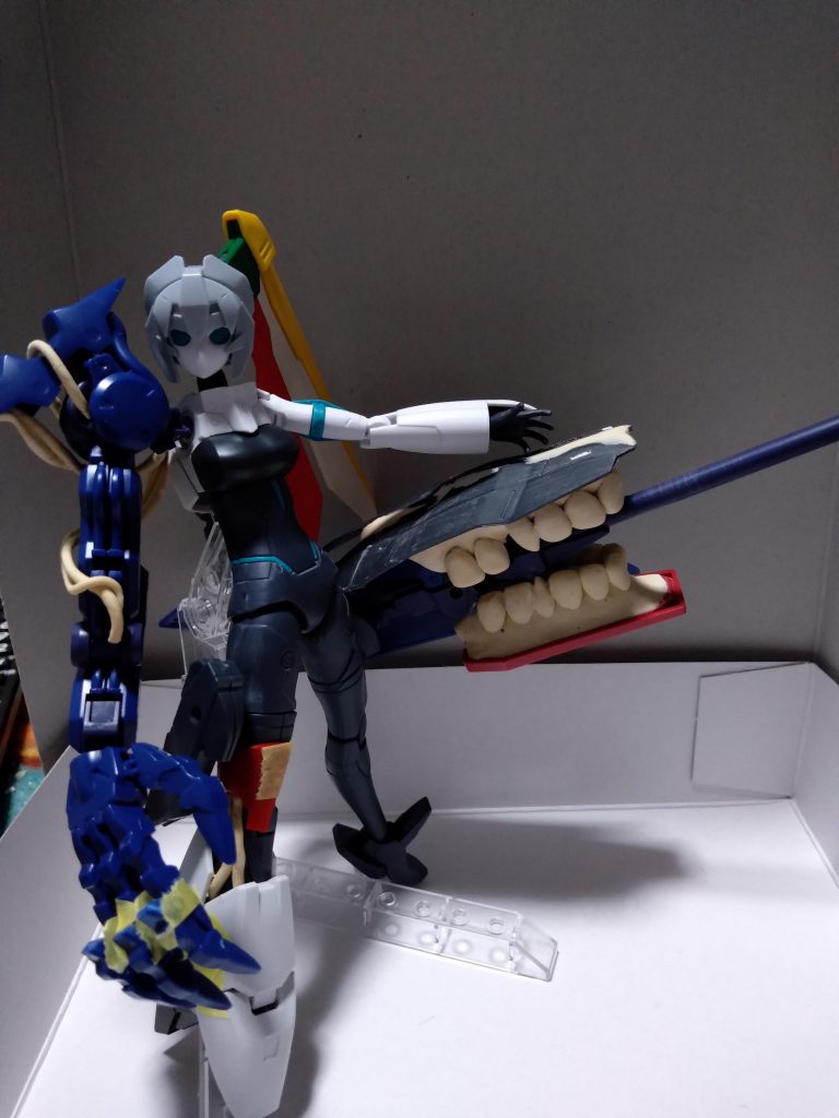 武器の口は歯と歯茎はエポキシパテ、ガワにマラサイのシールドとダイバーメイの髪を使いました。