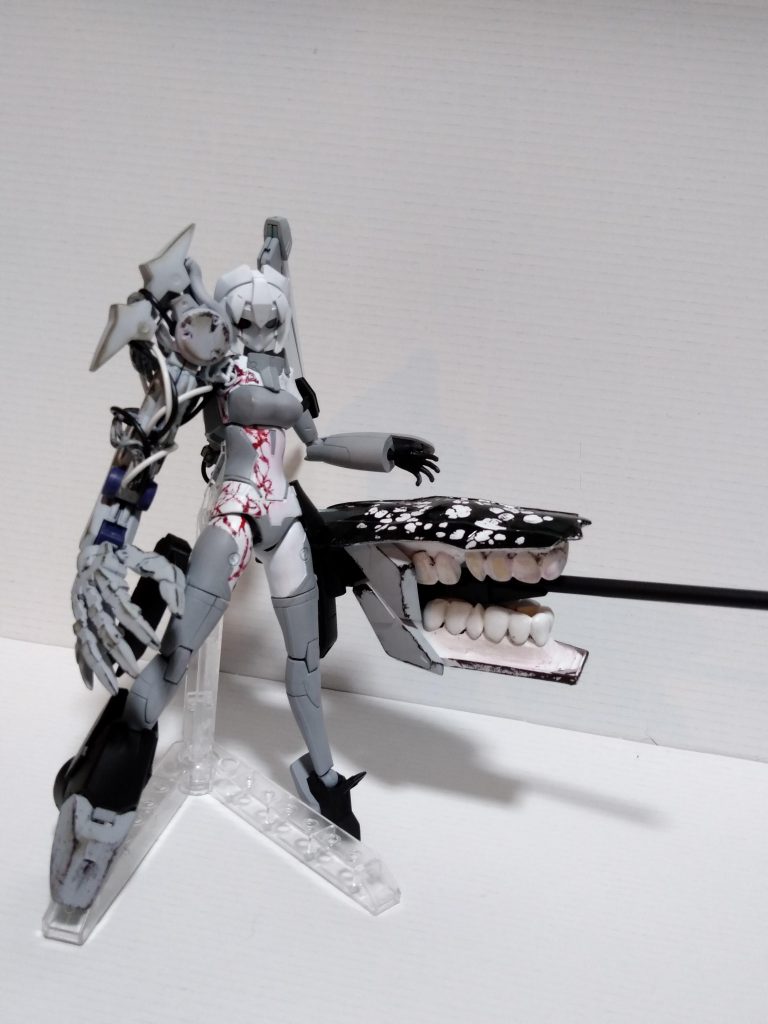 全身の1枚です。右手を大きくアンバランスに、口と砲身が一体化したような武器で禍々しさをアピールしました。