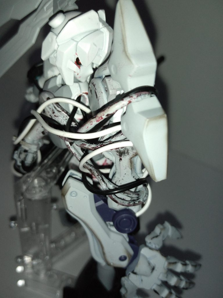 かっこいい感じのバックショットです。背中から腕にかけて大量のパイピングをして寄生されてる感じを出したかったです‥‥