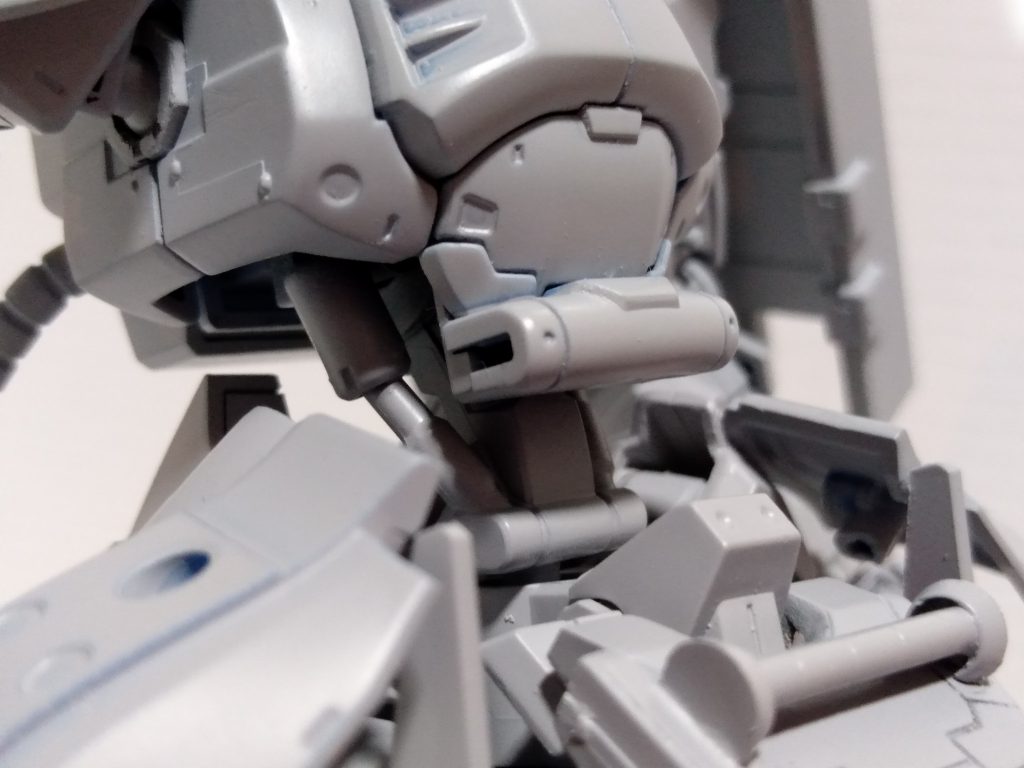 ブグの上半身とガンダムフレームを合わせて、スマートかつマッシブにしました。