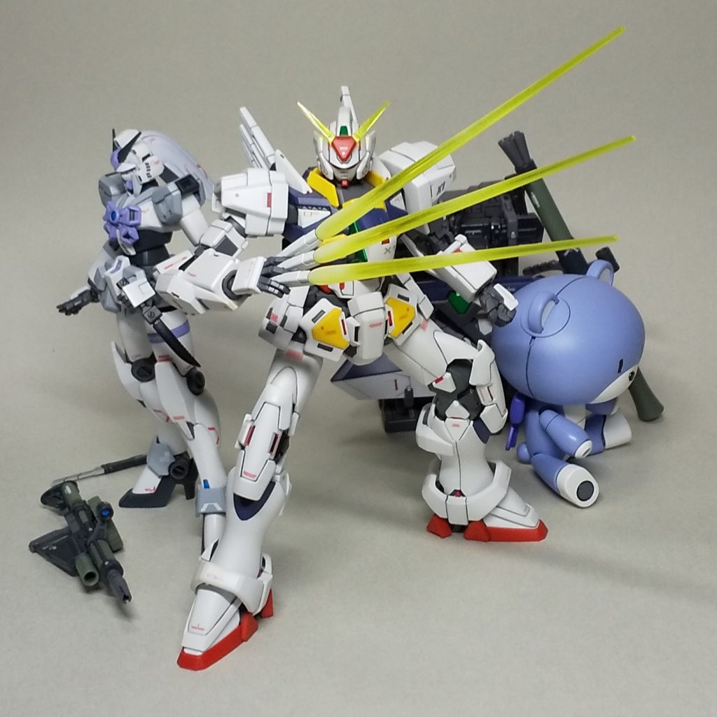 2012年7月 ビギニングガンダムX1 完成2014年3月 ノーベルガンダム アイラユルキアイネン機完成2018年10月 プチッガイ アイラ娘機完成・・並べて飾ってしばらく経過・・「レイジの作った最初のガンプラがビギニングガンダムなので、これレイジ機だとおさまり良くね? 」ということに気付き レイジ機ということになりました。