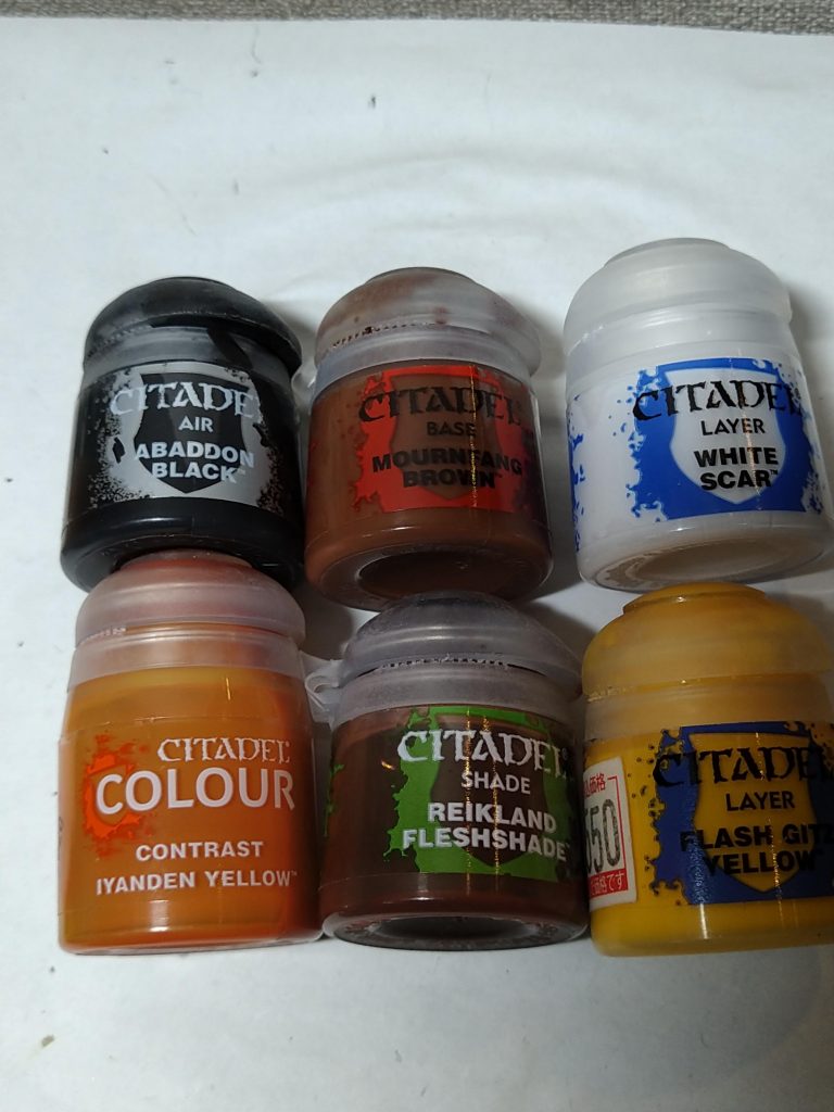 イエローのところで使った色。ブラウンは影と溝に。