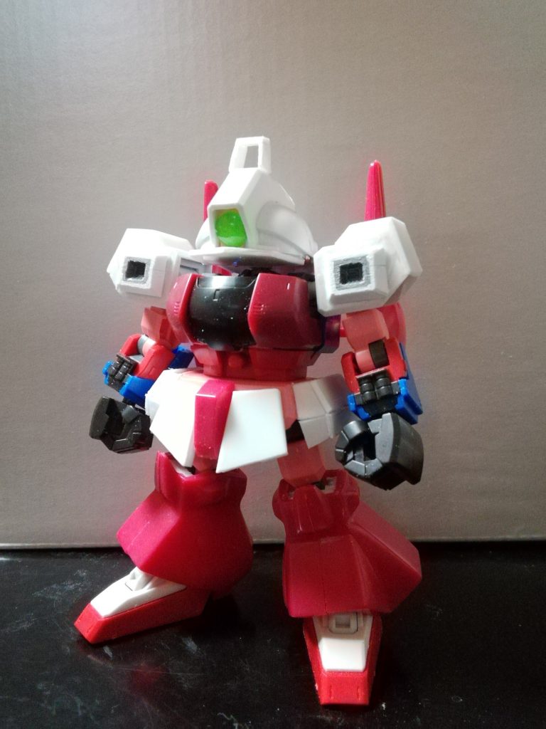 パーツを少しずつ成形、追加。脚部は、SDCSガンダムの脚部を後はめ加工したものに1/220リックディアスの脚部パーツを被せています。