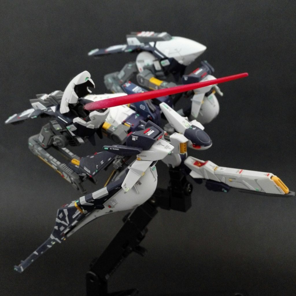 クロウ･ユニットを展開させてビーム刃を出力させている状態です。