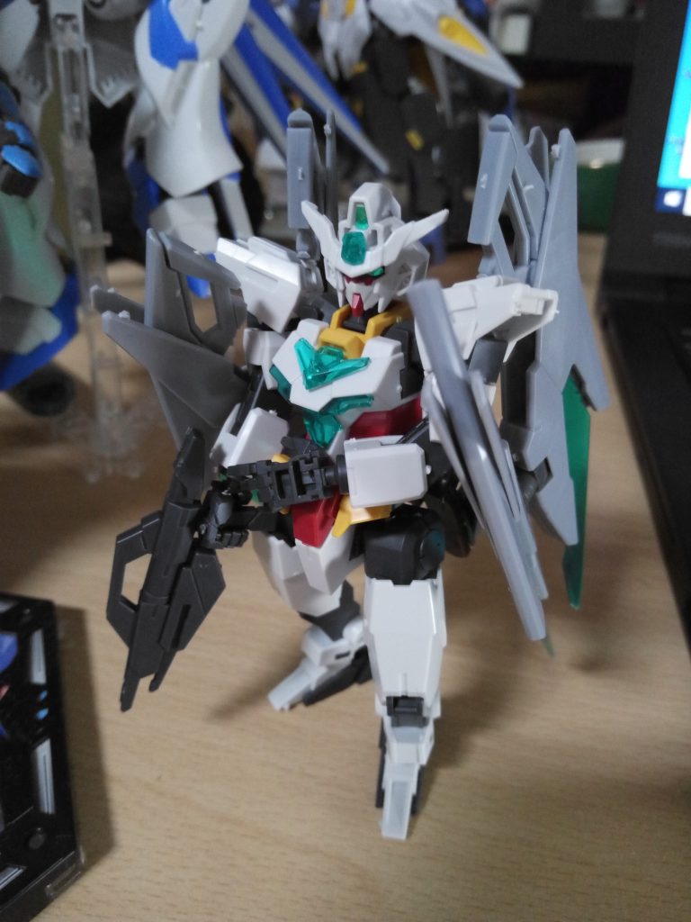 この段でバックパック用のパーツの素はほぼ整っています。過程でできたのがそれっぽく見えたので個人的に『蝉』と呼んでます。シグルシールドは、AGE2マグナムSVの腕から装着枠がコアガンダム腕に嵌ればと思ったら、緩すぎもキツすぎもしない絶妙なバランスに。固定が気になるときは、隙間を埋めるべきか。