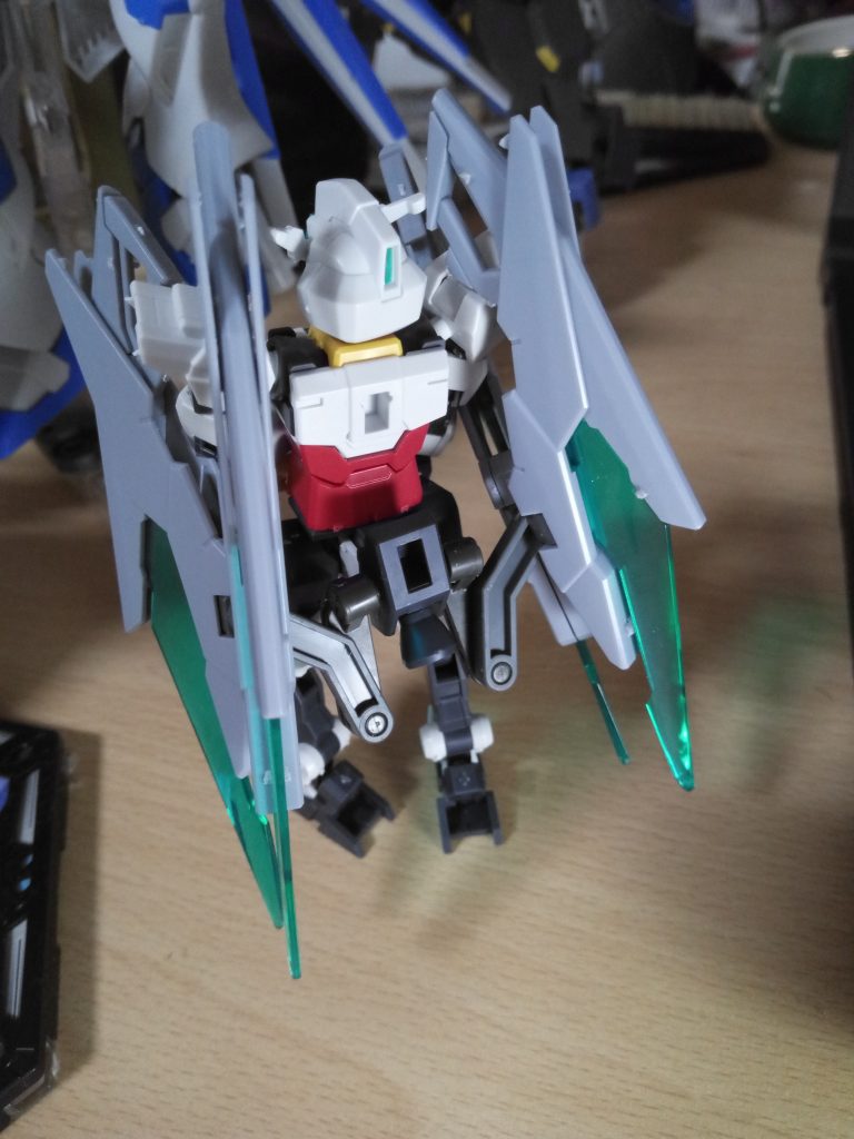 四本を組み込むためにバルバトスルプス(?)のサブアームにヒントを得てラックしたものの、そもバックパックとの穴の噛み合わせがよくないので、ここで粘土やボンドによる軸部埋めの増強は必須でした。