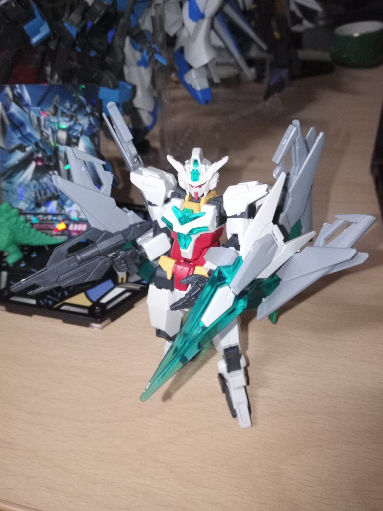 バックパックは腰部に集中していますが、コアガンダムⅡはふたつ穴互換のジョイントがユーラヴェンに見当たらないので、どっかで揃えてさらに魔改造したい(;´Д`)。