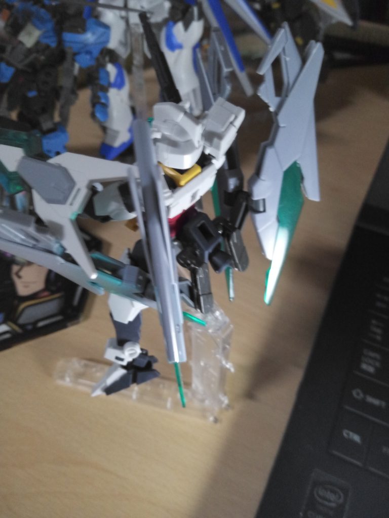 完成後の背部です。サブアームをひっくり返して落架の安定性を獲得。白く汚れていますかバルバトスルプス用のサブアームは以前個人的に粘土造形のために流用してたものをそのまま削って使ってるせいです“〇| ̄|_背部の穴が気になるので、ジョイントが欲しいんですが、ない。一時的にゲイレールの胸アーマーを脱出機構みたいなノリで嵌めてうまいことはまったんですがそうなると塗装などで配色を併せる必要がある。あとTビットどうしたと思われるかもですが、ふたつ穴互換できたらなにか考えたい。けどヒロトの技術で六つもファンネル同時操作しろってのも、ちょっと違うかなと。ユーラヴェンでもセンサービットは三基ですし、剣の用途で『EXカリバー』か『FXプロージョン』限定再現なら主人公補正でギリギリありかと思うのですが『私を使え!!!』とか、ヒロトにもいつかやって欲しい妄想でした。