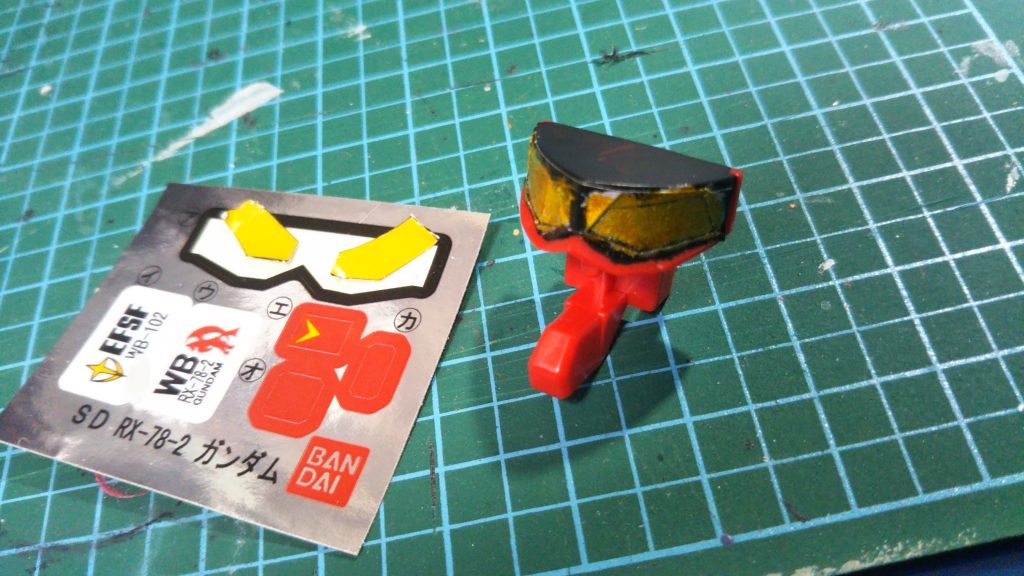 シールをマスキング代わりに使って…目を塗っています。