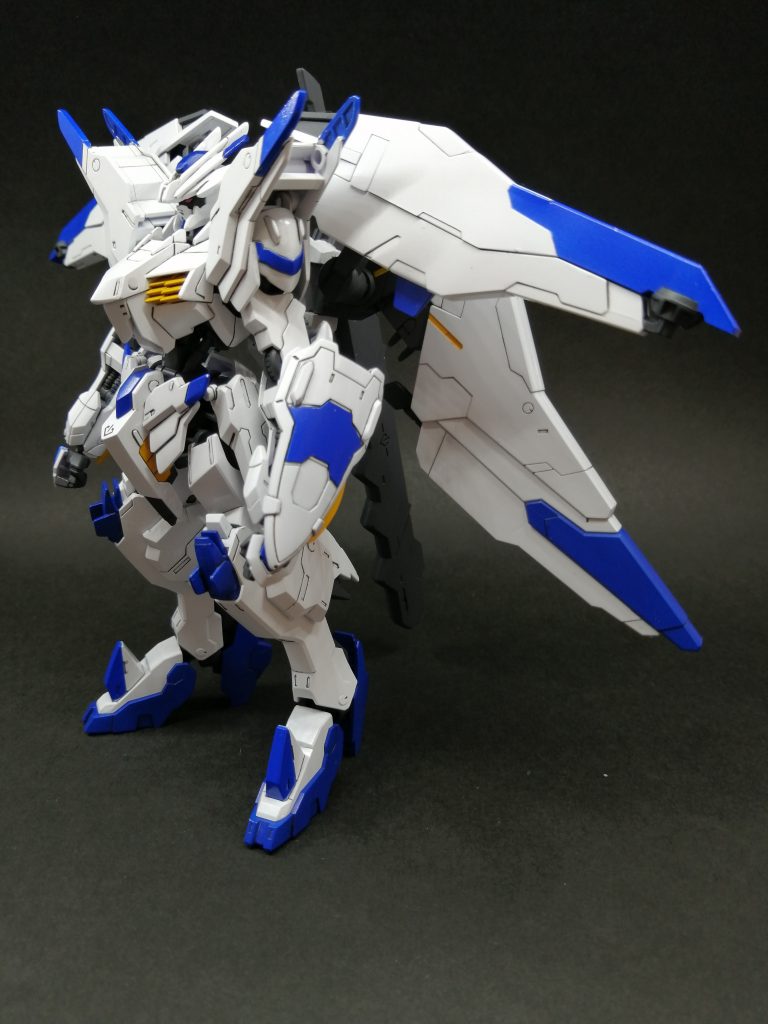 ＜フロントショット＞ツノが長かったので一部切断して重ねました。肩パーツをリアアーマーに移植。カラーリングはバエルをイメージ