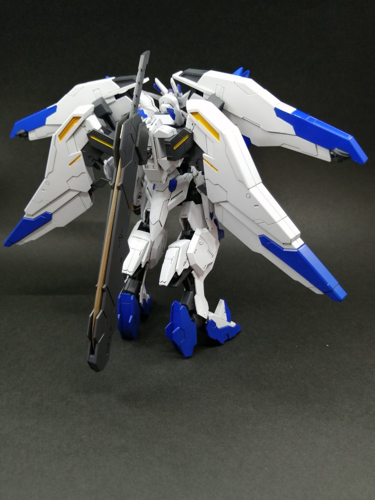 ＜バックショット＞腰バインダーをバックパックに移植し、バエルっぽいシルエットに。翼は大きく展開するように可動部を加工しました