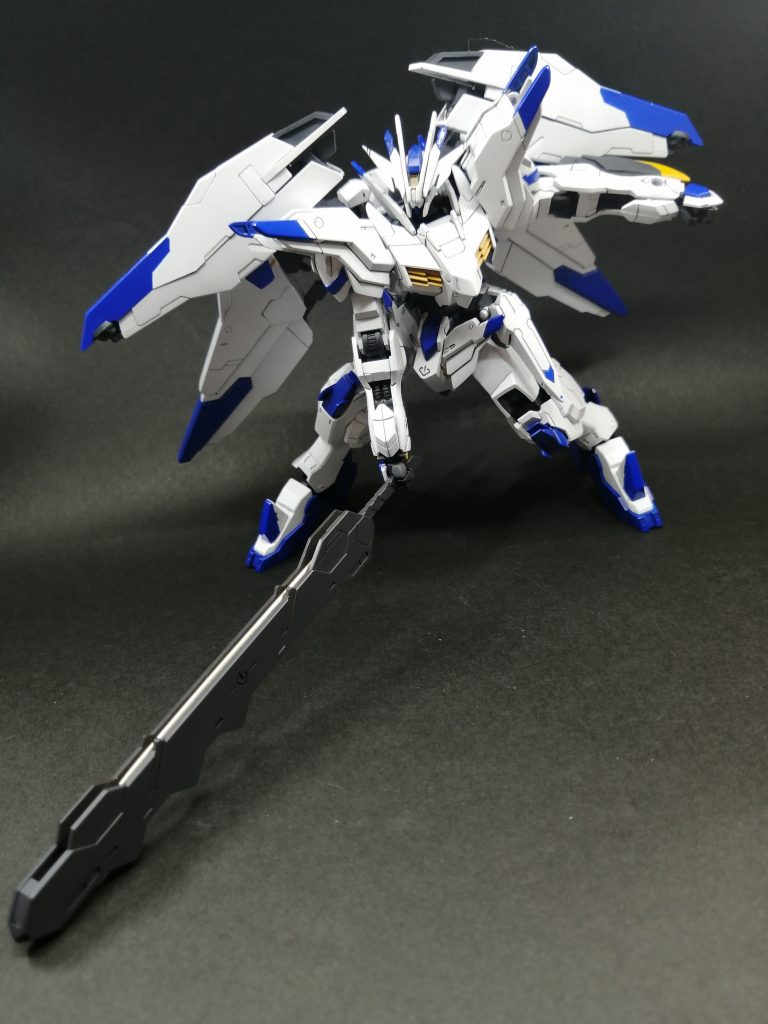 ＜バスタードメイス＞普段はバエル・ロングソードの鞘として背中にマウントされている。装甲が硬く、斬撃が通らない時はメイスで叩き潰す