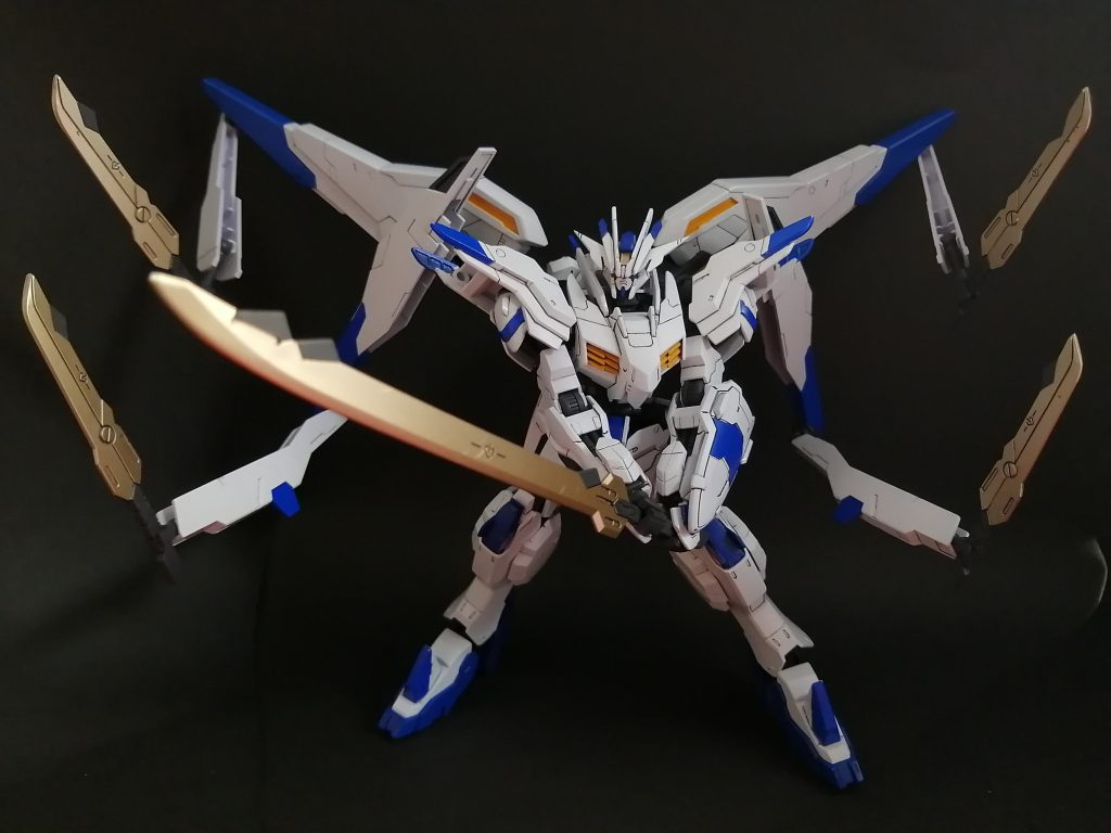 ＜阿頼耶識システム発動＞バインダーからサブアームを展開した姿。アグニカの操縦技術、阿頼耶識による機体性能向上により4本のサブアームも手足のように扱い、MA相手でも単機でねじ伏せる。5本の剣で敵を切り刻む姿はまさに悪魔