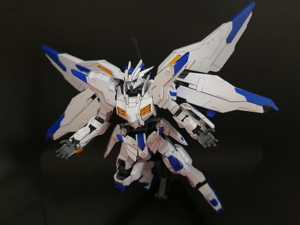 バインダー4機を最大展開することで大気圏内飛行、バエル以上の高速戦闘を可能にした＜武装＞バエル・ロングソードバエル・ショートソードバスタードメイスナックルクローレールガンマルコシアスの物をそのまま運用