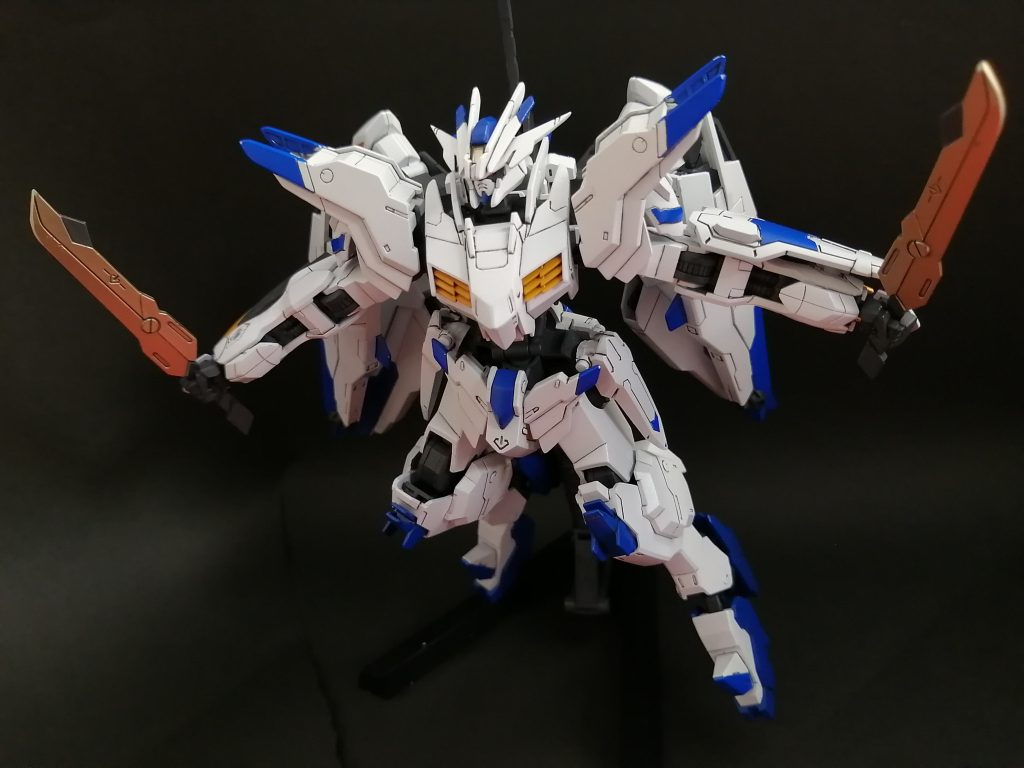 ＜バエル・ショートソード＞ロングソードと同様で、短剣を鍛え直したもの。リーチは短かいが取り回しが良い。普段は背中の4枚のバインダーに1本ずつマウントされている