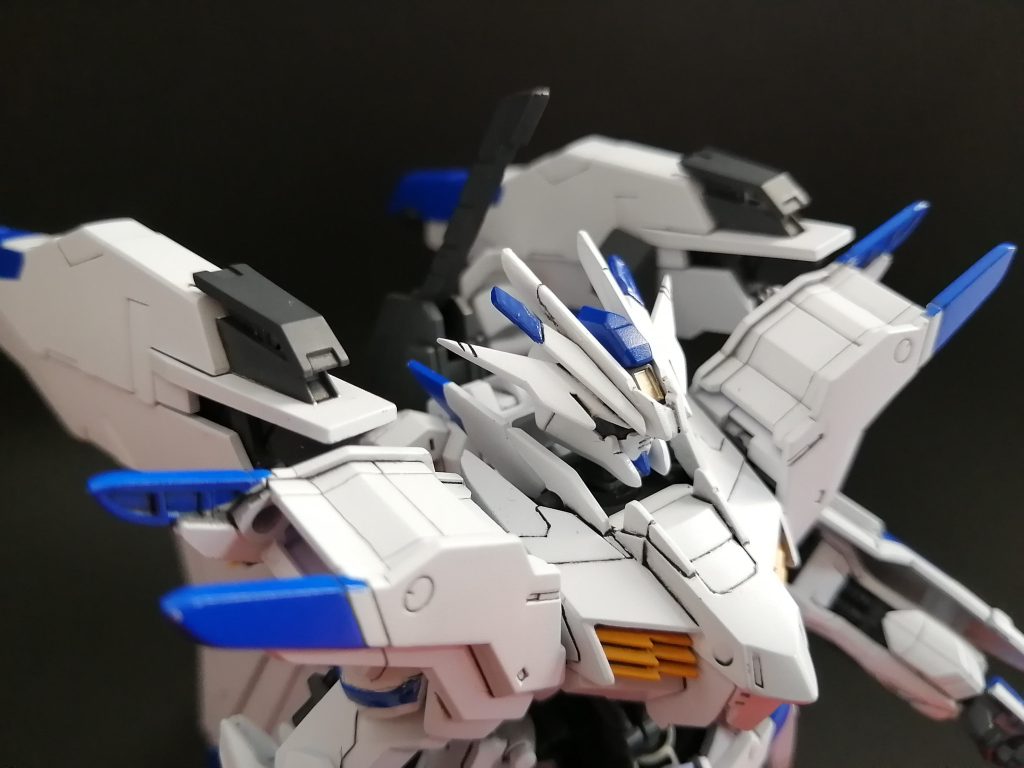 ＜レールガン＞2枚のバインダーに搭載された唯一の射撃武装だが、バインダーを畳まないと使用できないため、あまり使われる事は無い