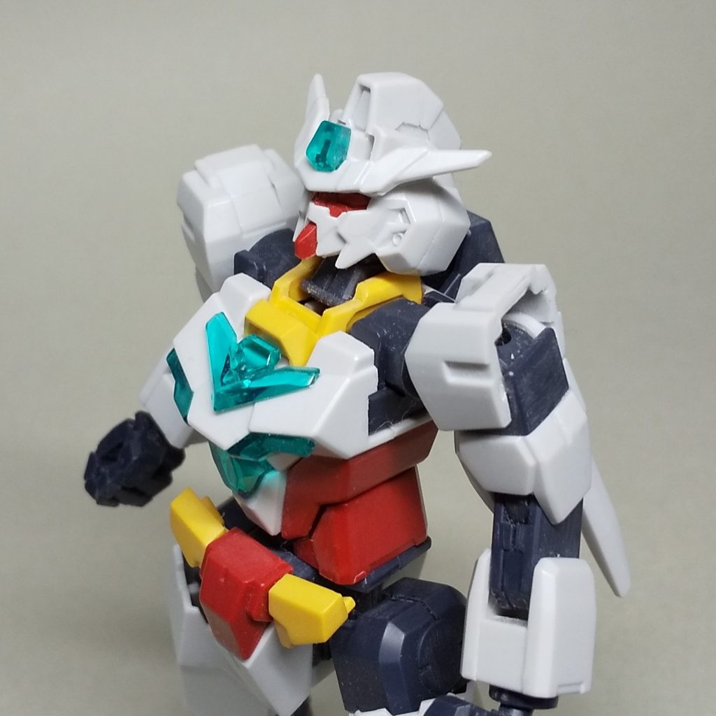 首まわりの黄色いパーツの干渉する部分を削りました。（画像はコアガンダム2です）