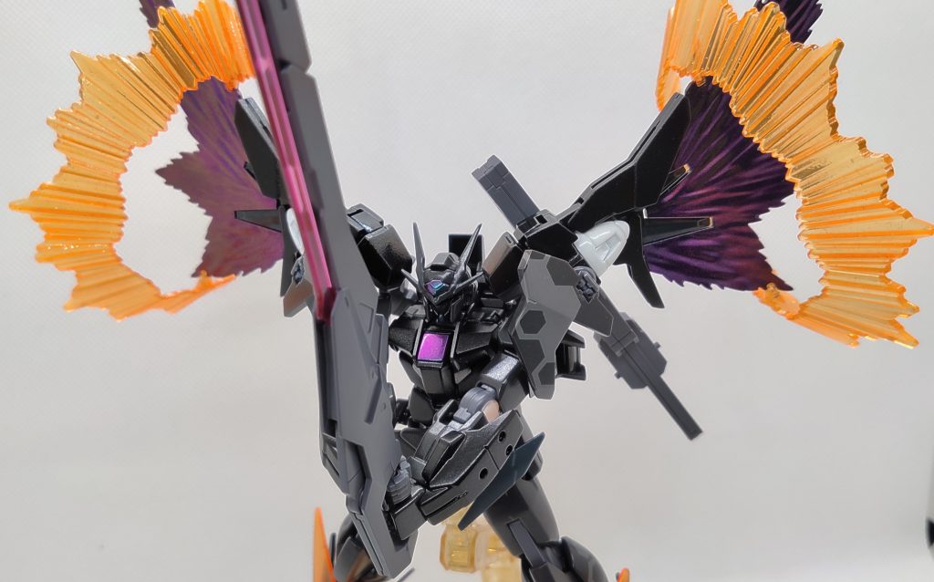 最後に、トップ画が一番デスティニーの光の翼に近い感じで撮れたのでアップで。実はこれ失敗した箇所が多くて投稿しようか迷っていました。でも完成すると愛着が湧くもので投稿させてもらいました。最後まで見てくださってありがとうございます。m(_ _)m〜自分用備忘録〜1液ウレタンにプレミアムマットパウダーを使う場合、密着度が低下するので可動部周辺には使わない。ウレタン層だけ浮いてくる。しかしコンクリート地面に落としても無傷だったことから塗膜強度は高いと思われる。まだ実験途中だが、ウレタンに混ぜた場合半光沢以上にはならないことが推測される。 ニュートラルグレーⅣ<フロストマットブラック<ニュートラルグレーⅤである。フロストマットブラックはすこし赤み(茶)を帯びているように見える。