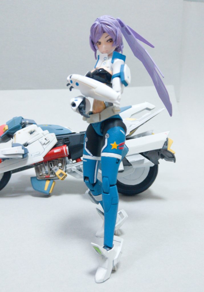 『あの、私よりもバイク写してください』