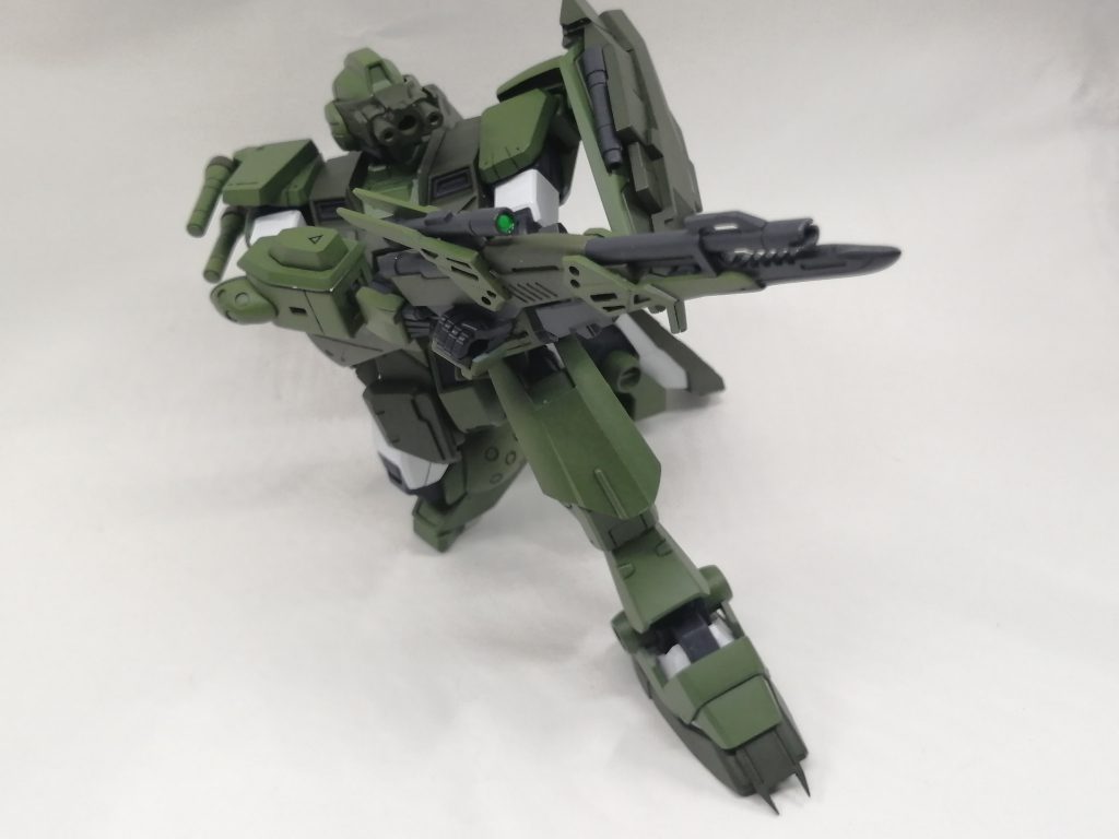 シールド、追加装甲で狙撃中の隙をカバーし、攻撃をくらっても狙撃を成功させる