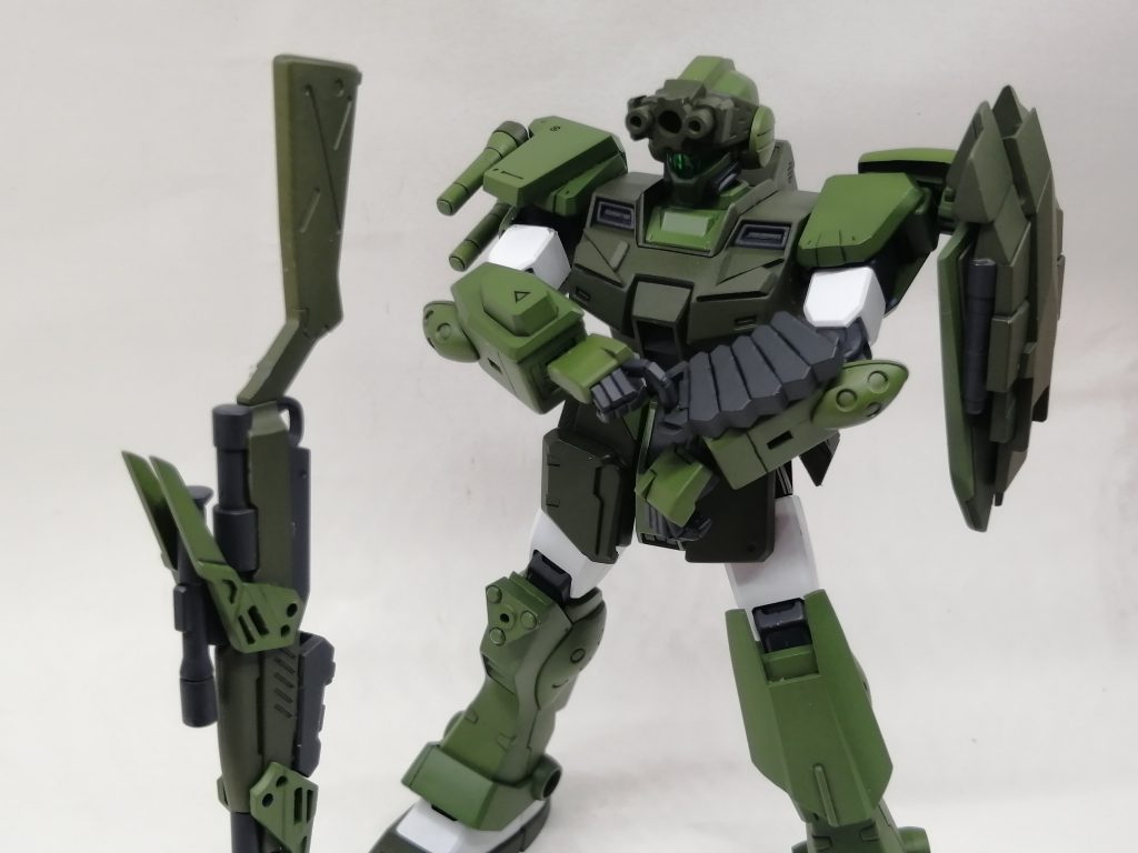 カートリッジのストックは左腕に装備<狙撃モード>