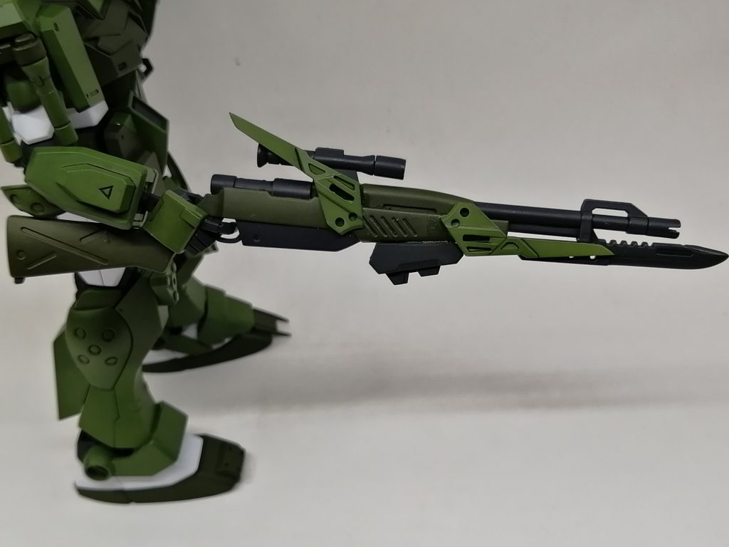 狙撃用ライフルII C弾をカートリッジに変更、素早く弾を装填出来るようになった。実弾、ビームの切り替えが可能。銃先のナイフで近接戦も。Cはカートリッジの略