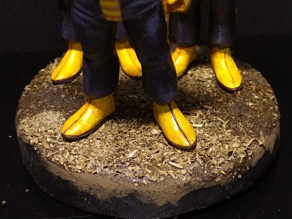 ベースは紙粘土にモデリングペースト泥。その上から水溶き木工ボンドにドライパセリをパラパラ。一部はウエットにしました。ヨーロッパの大地。