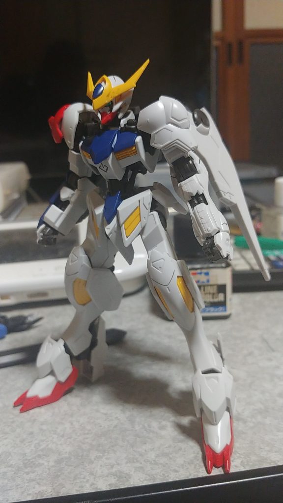 格納時には背中のウイングスラスターは邪魔にならないように下に向けて収納します