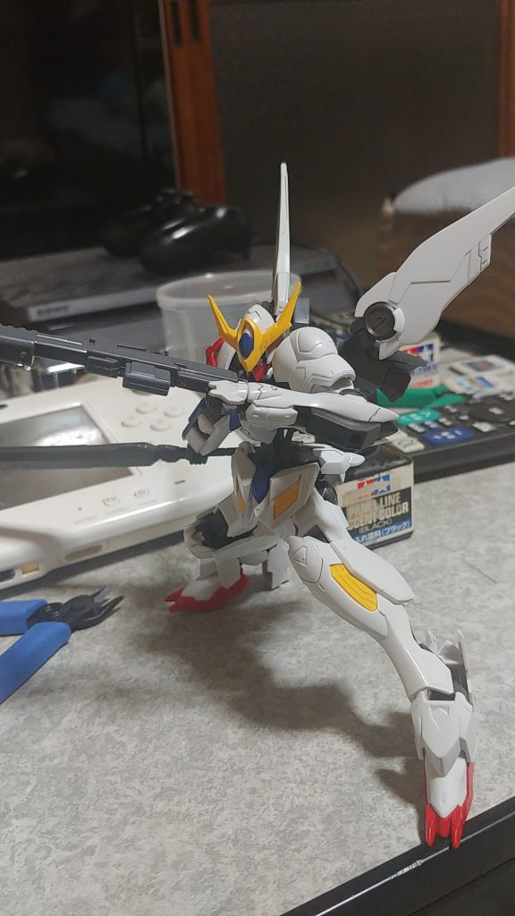 戦闘時にはウイングスラスターを展開します展開したときに羽のように見えるのが特徴です