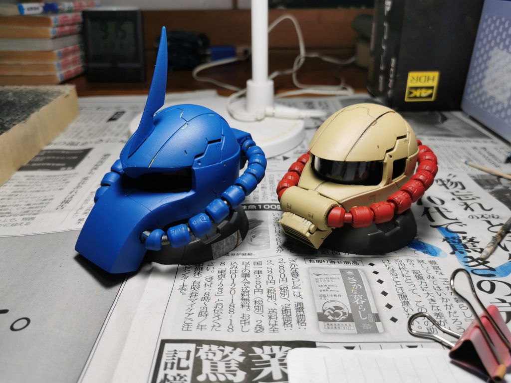 基本塗装。何となく下地を一旦黄色にしてから青を重ねてみました。リアルで見るとなかなか良い効果を感じます。次はマーブル下地をやってみようと思いました。今回気付いたのですが、シタデルカラーの筆ムラはラッカー系ツヤ消しスプレーでかなり目立たなくなります。塗膜を溶かして馴染ませるのでしょうか?なので一度クリア吹きしたあとデカールや汚しをすると良いと思いました。個人的なメモ。