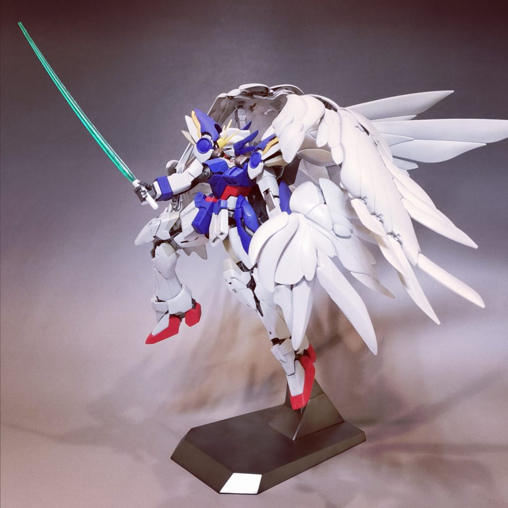 彫刻やスクラッチ工作、メタリックを混ぜた塗装、フィニッシュシールと、新しいことにチャレンジできた作品でした。とにかく完成させようと、かなり荒く作ってしまったのでアップに耐えられないレベルですが、引目でみれば満足です。リベリオンとかスノーホワイトも作りたいなぁ（置く場所がない）