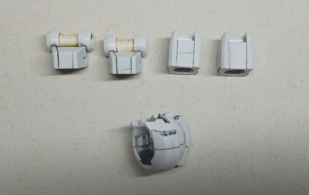 横着して、接着していない部分を組んだままタミヤスミ入れ塗料でスミ流ししたため、3カ所ヒビが入りました。　ヒビが入った部分のリカバーは、分解してヒビに入った塗料をできる範囲で拭き取り、接着剤を流し込み、乾燥後600番までペーパーがけして整形。　本体色の白をヒビのある面に筆塗りしたところ、塗り重ねてもヒビに入ったスミ入れ色がなかなか消えなかったので、塗装色に黒を微量に加えヒビが一度塗りで見えなくなるくらいになった色をヒビのあった面に塗り、その後、本体色の白を塗り重ねて修正しました。　今回は筆塗りで修正しましたが、マスキングしてエアブラシ塗装した方が早かったと思います。