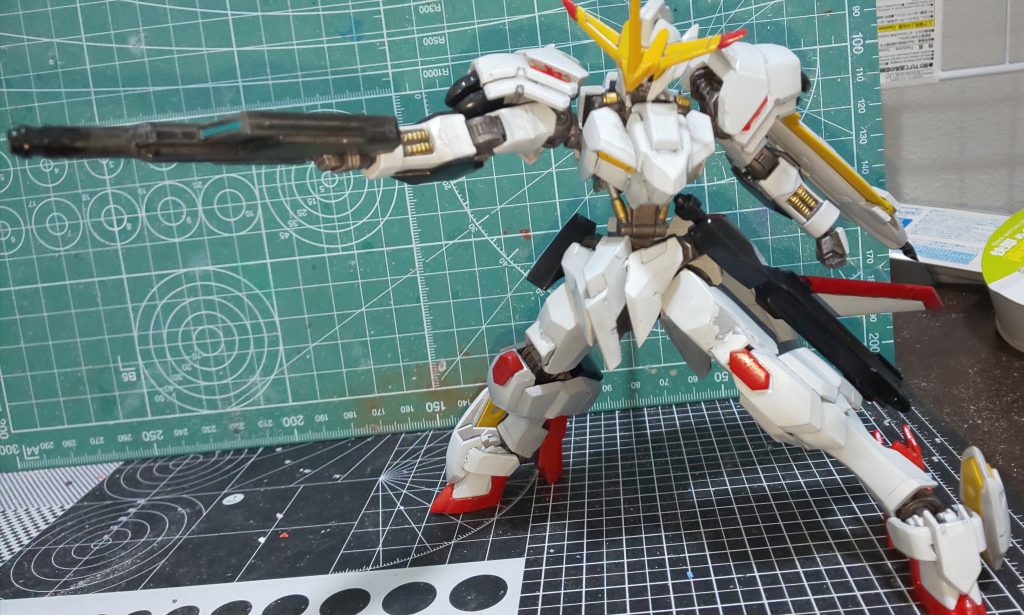 アクション：射撃 鉄血フレームは可動域が良好なのでポージングがガシガシ決まって動かしていて楽しいです。