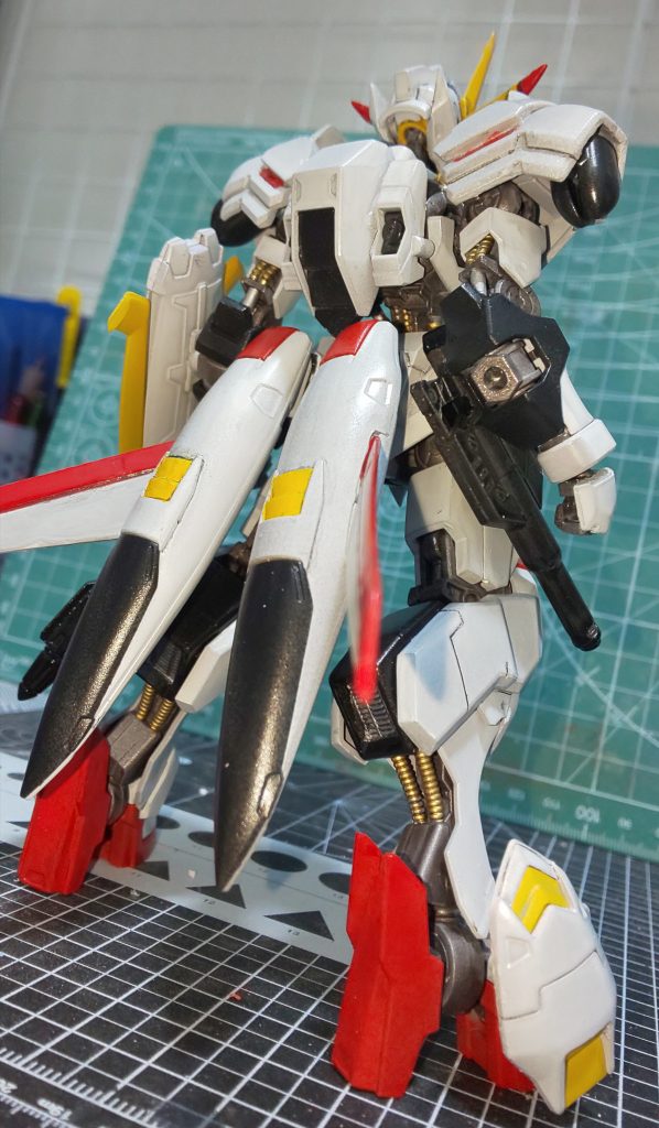 サフを吹いてから塗装をしたのですが途中でエアブラシの調子が悪くなり缶と筆で塗りました。配線が金色なのが良い感じではなかろうか