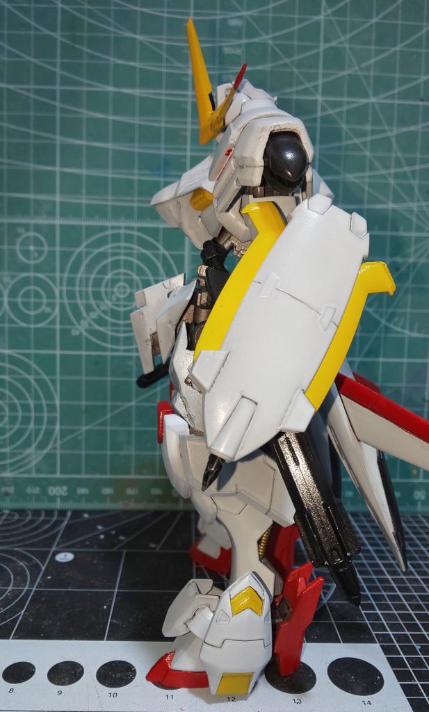 胸部装甲と左右の爪先にエポパテを盛り尖らせ、アンクルガードとリアアーマーのウイングを向きの変更、シールドの真ん中にスジボリをしました。