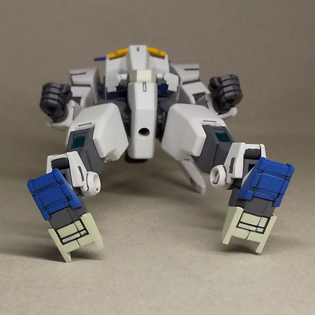 塗装後に、足裏の白い部分のパネルラインのモールドが浅いことに気付いたので、足裏の白の部分のみ「ガンダムマーカースミ入れ用（ブラック）極細油性」でラインを書き込みました。足裏の分割ラインが右側に寄せられているので、左側にもスジ彫りを追加して、分割ラインを目立たなくするのもアリかと思いました。