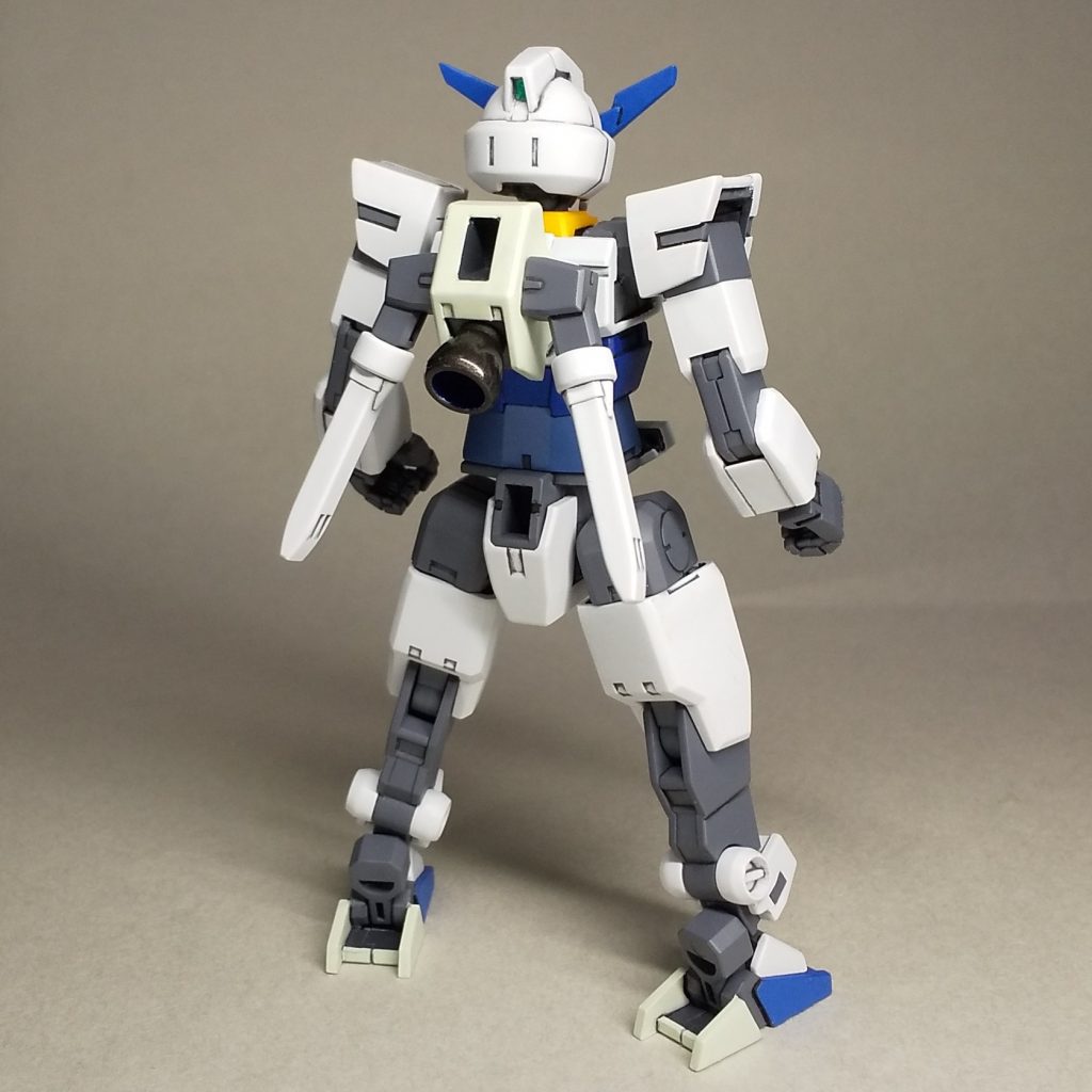 白以外の成型色のパーツに白っぽい色を塗る際は、下地にMrカラー11 ガルグレーを吹いてから塗装しました。これまで、発色しにくい成型色には、Mrサーフェイサー1000→Mrベースホワイト1000→塗りたい色　を順にエアブラシで吹いて塗装していましたが、ベースホワイトを吹いた時に表面が荒れることがありました。（原因を特定できてませんが、他メーカーの溶剤で希釈してました）それで、最近「鋭之介”初代”日野」さんの塗装講義の動画を見たので、試験的に隠蔽力のそこそこある白に近いグレー下地で塗装してみました。