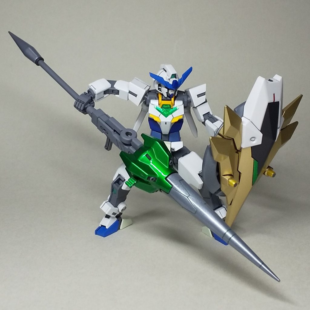 ガンダムイージスナイトのランスの赤い部分を他の色にしたかったので、「BUILD DiVERS」のメイの機体のアクセント色（本当はミクさんやジュノーンのパイドルスピア）をイメージして銀地にクリアグリーンを吹いた色にしました。　腕の付け根や股間節のポリキャップの露出している部分は、ガイアマルチプライマーを下地に塗ってから塗装。以前使っていたプライマーと比べ、かなりはがれずらいです。ボール受けの部分は、マスキングに使った後のマスキングテープを丸めてつめて受け部分を保護しました。